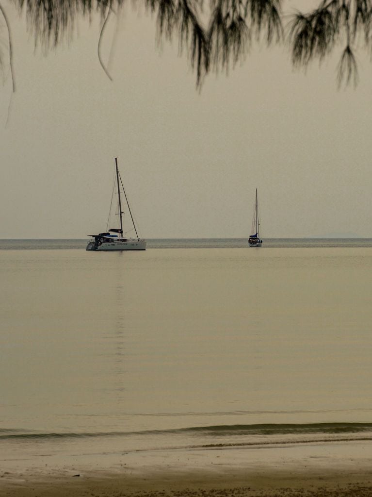 Segelboot in einer Bucht auf Koh Yao Yai