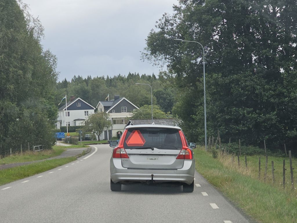 Schweden: A-Traktoren sind Autos, die max. 45 km/h fahren und ein Warndreieck am Heck haben