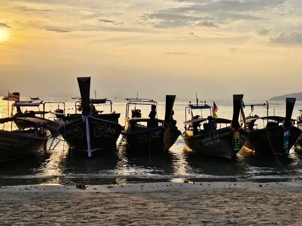 Boote bei Sonnenuntergang am West Railay Beach