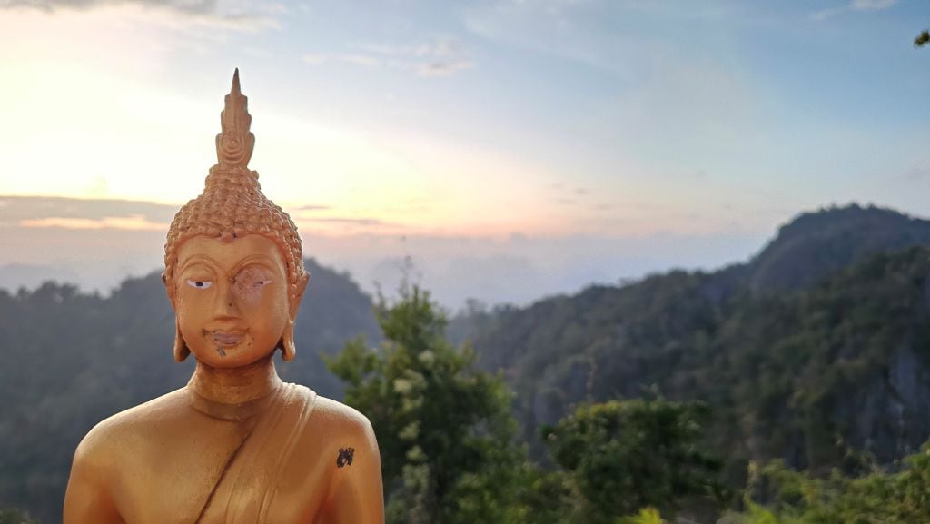 Buddha Statue auf dem Tiger Cave Tempel in Ao Nang