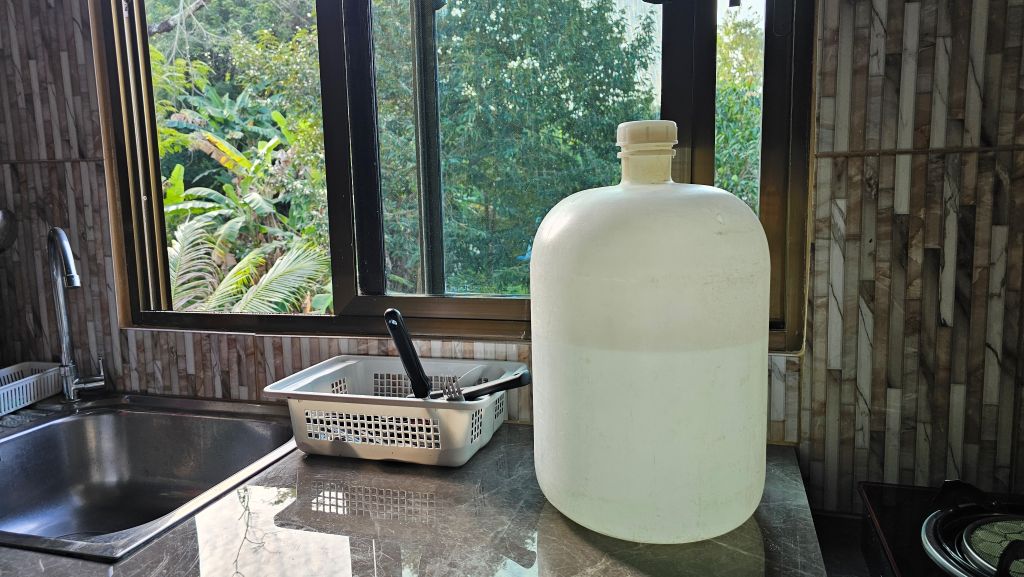 Trinkwasserkanister auf Koh Yao Noi