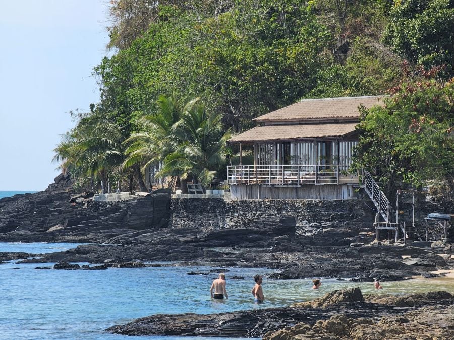 Bamboo Beach auf Koh Lanta: Felsiger Rand gut zum Schnorcheln