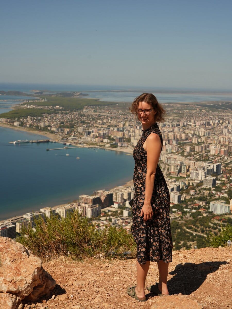 Theresa am Aussichtspunkt Vlora Bypass, Albanien