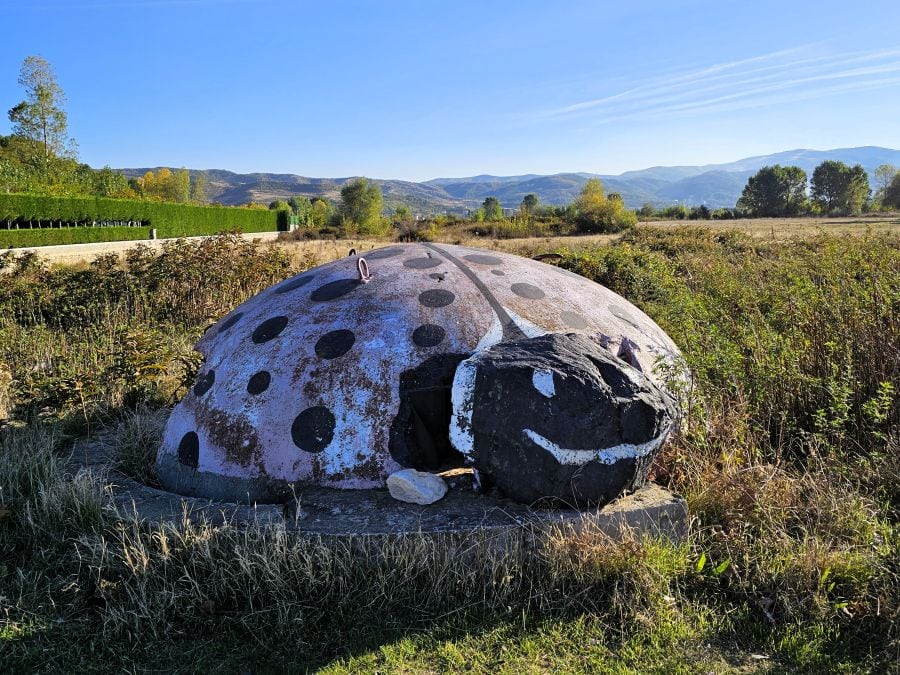 Ein alter Bunker in Albanien, kreativ umgestaltet als Marienkäfer