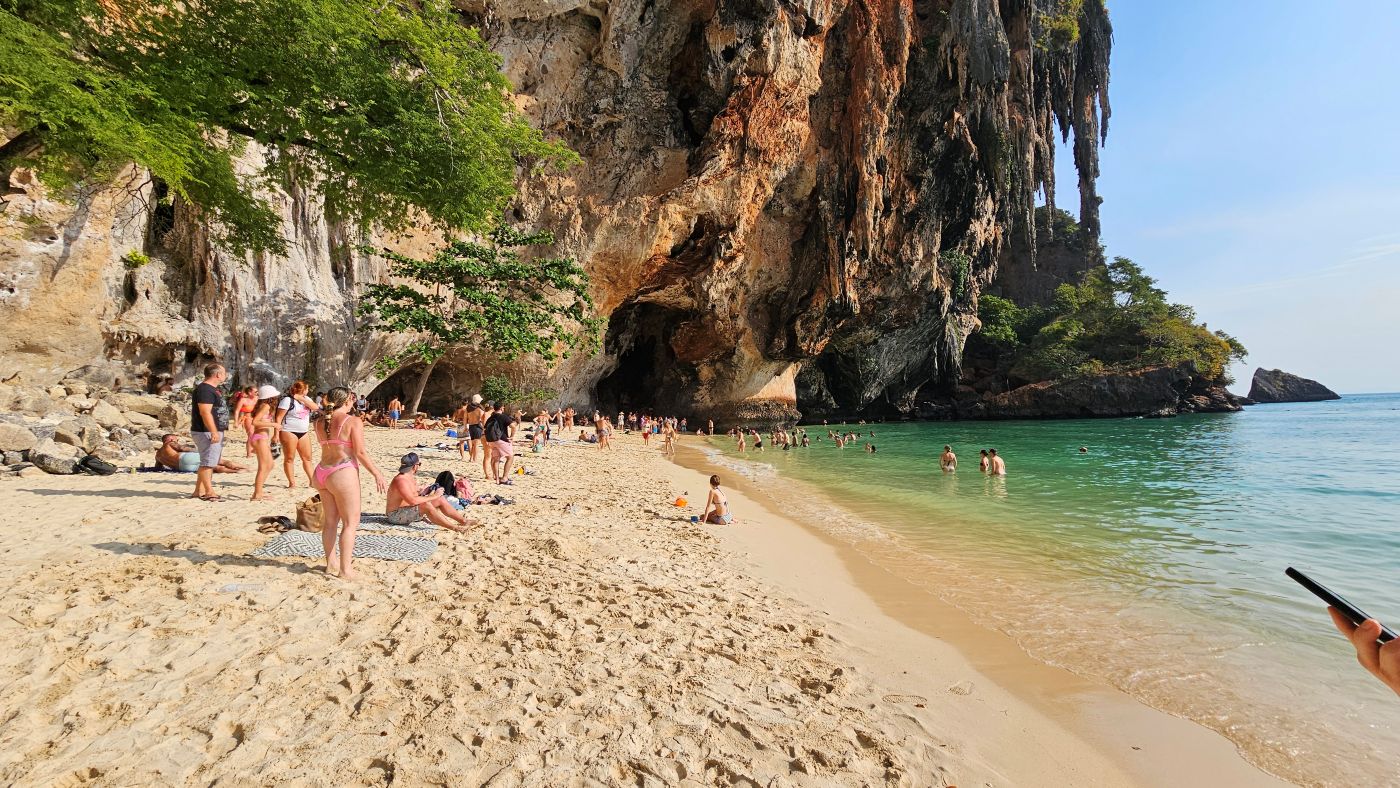 Der Ao Phra Nang Strand auf Railay