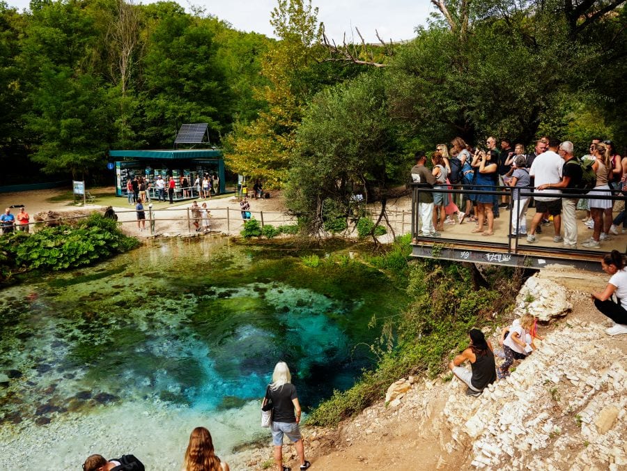 Die Sehenswürdigkeit "Blue Eye" in Albanien