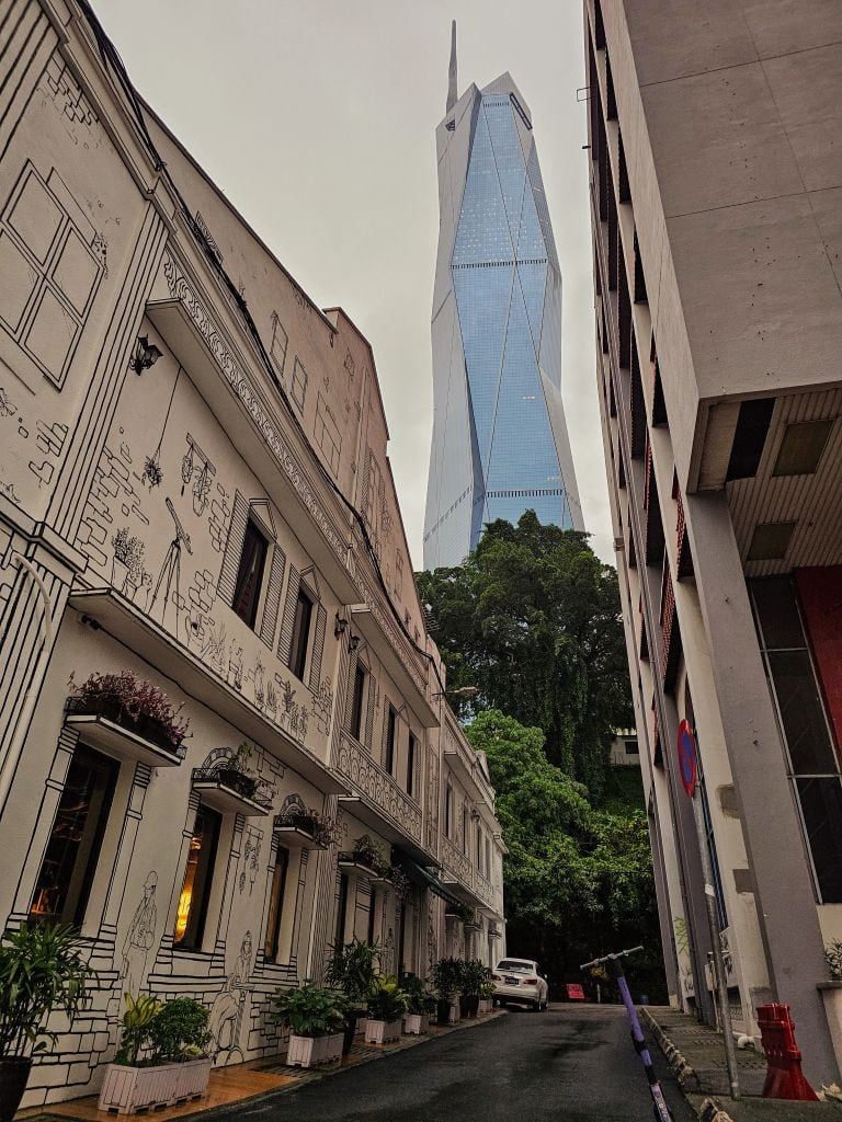Koloniale Architektur in Chinatown, Kuala Lumpur, mit Blick auf Merdeka Turm