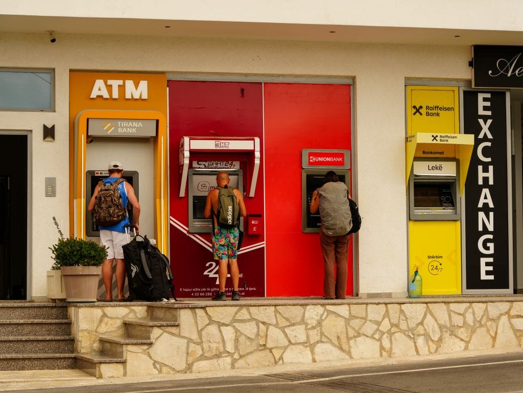 ATM in Albanien: Geld abheben mit Kreditkarte und Debitkarte