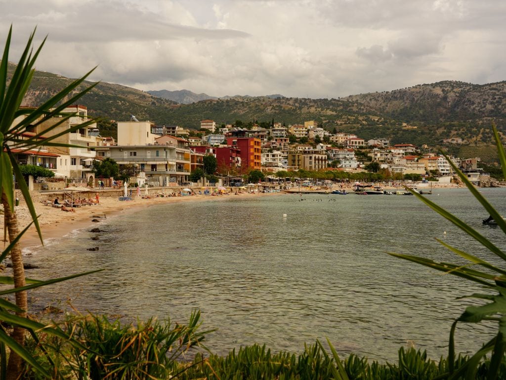 Stadt und Strand von Himara in Albanien