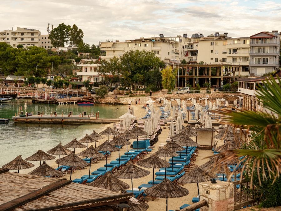 Der Badeort Ksamil in Albanien