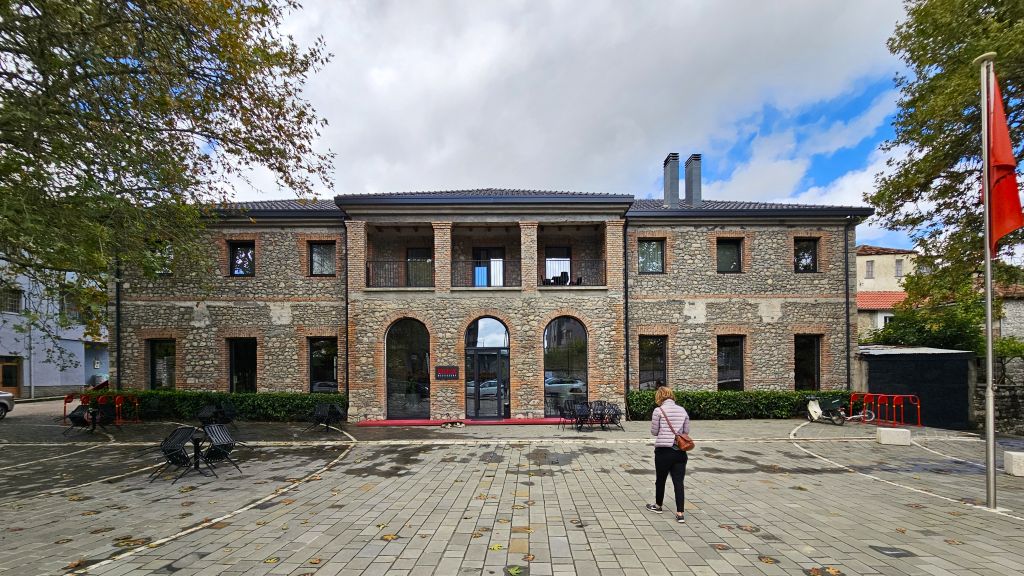 Der Ort Leskovik in Albanien