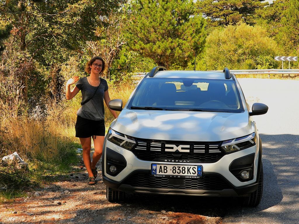 Unser erster Mietwagen in Albanien: Ein Dacia Sandero Stepway, gemietet am Flughafen Tirana über DiscoverCars