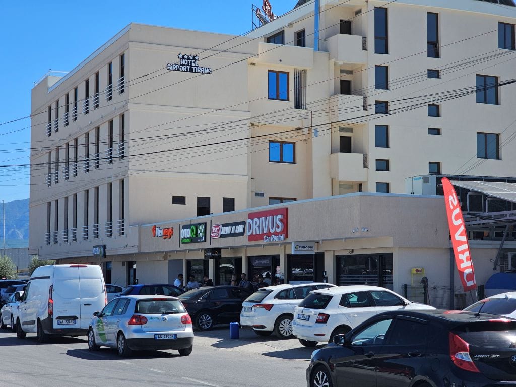 Rund um den Tirana Flughafen in Albanien: Ein Mietwagen-Anbieter neben dem anderen