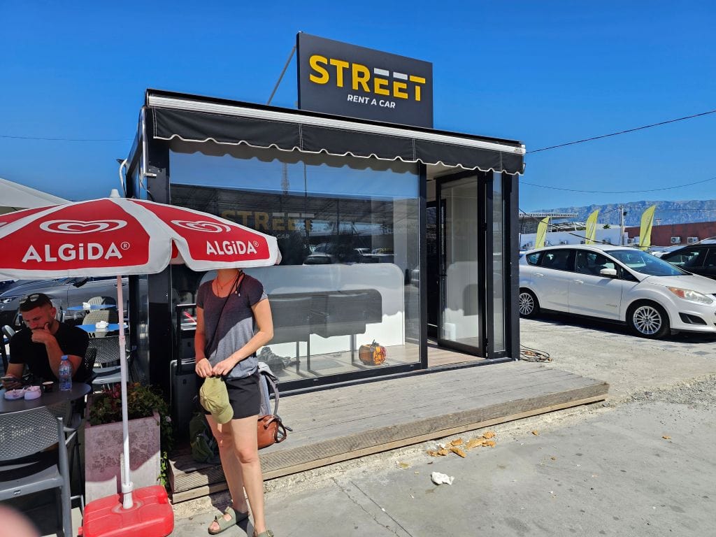 Mietwagen-Container des Anbieters "Street Rent a Car" am Flughafen Tirana in Albanien