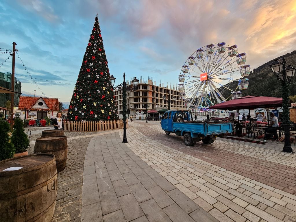 Marktplatz von Berat, mit Weihnachtsbaum und Riesenrad