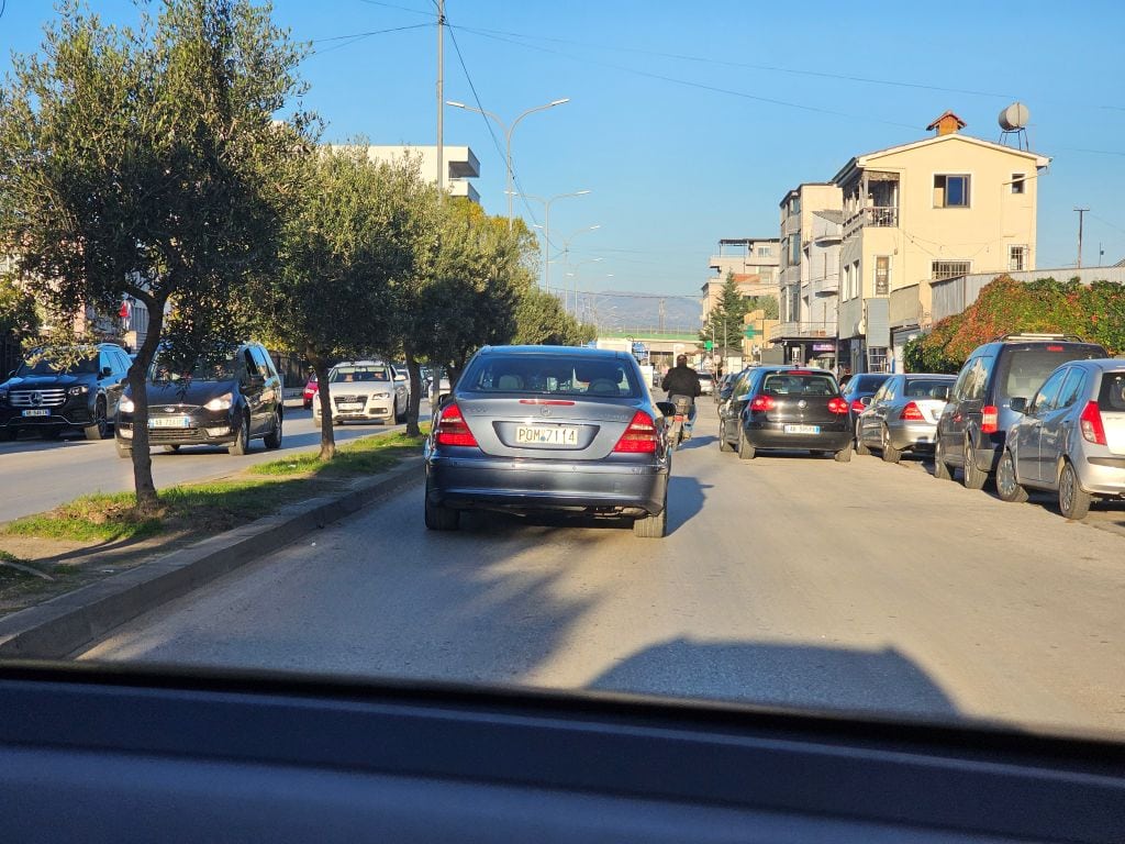 Gefahren im Stadtverkehr in Albanien