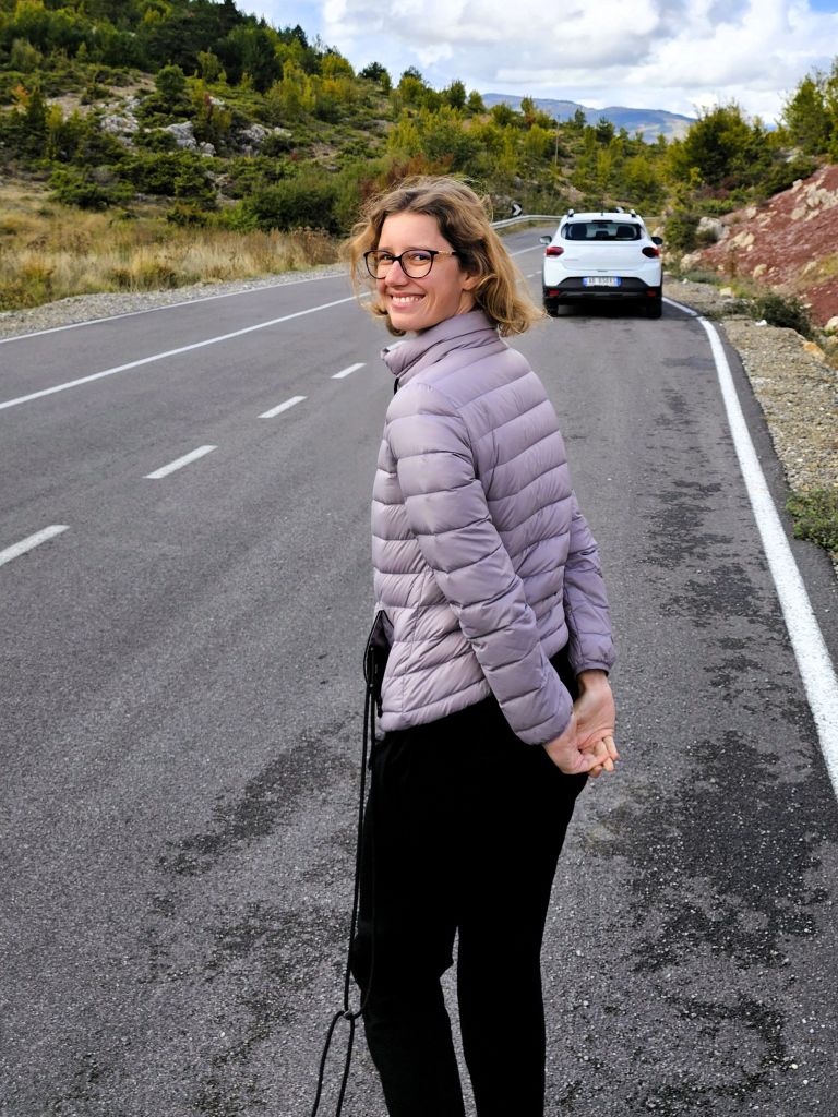 Welche Gefahren im Straßenverkehr von Albanien zu erwarten sind. Bild: Straße in Albanien mit Mietwagen