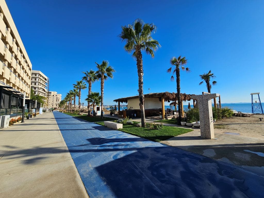 Strandpromenade von Durres in Albanien