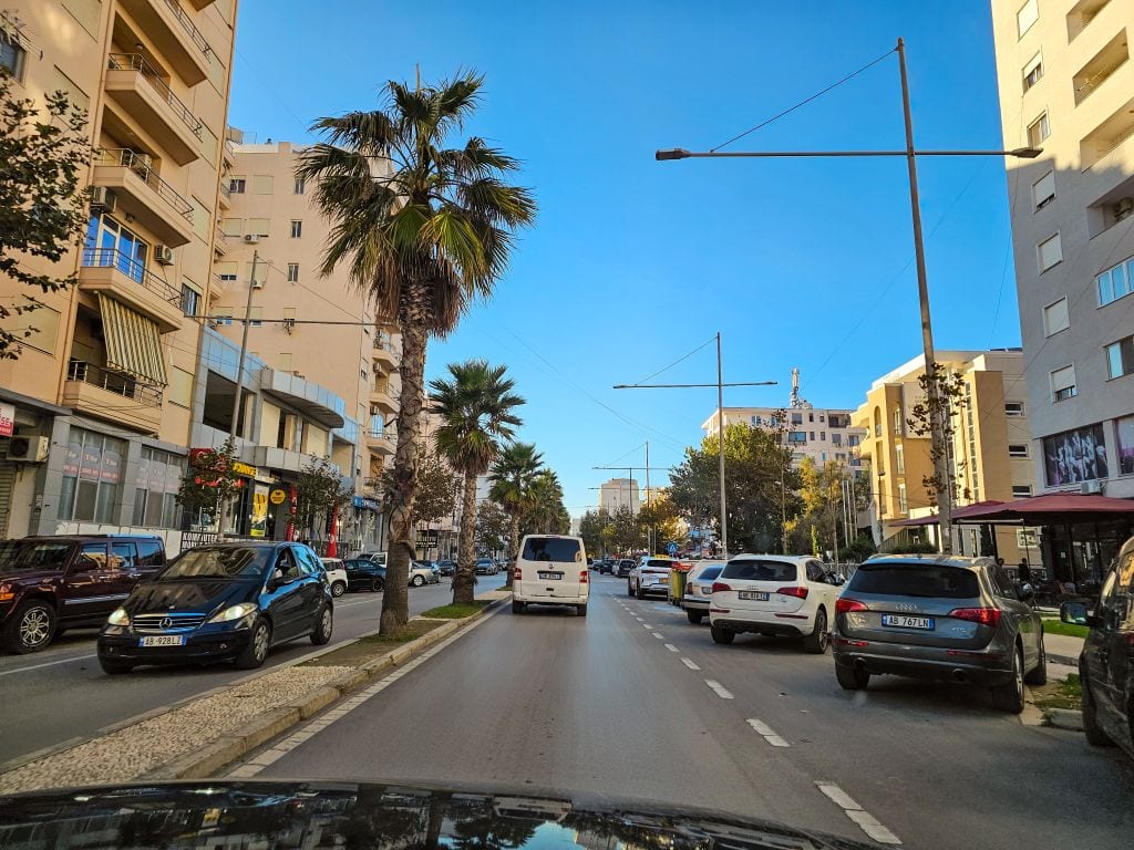Parken in Durres an der Hauptstraße nahe des Strandes