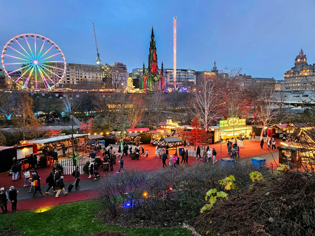 Der Weihnachtsmarkt in Edinburgh