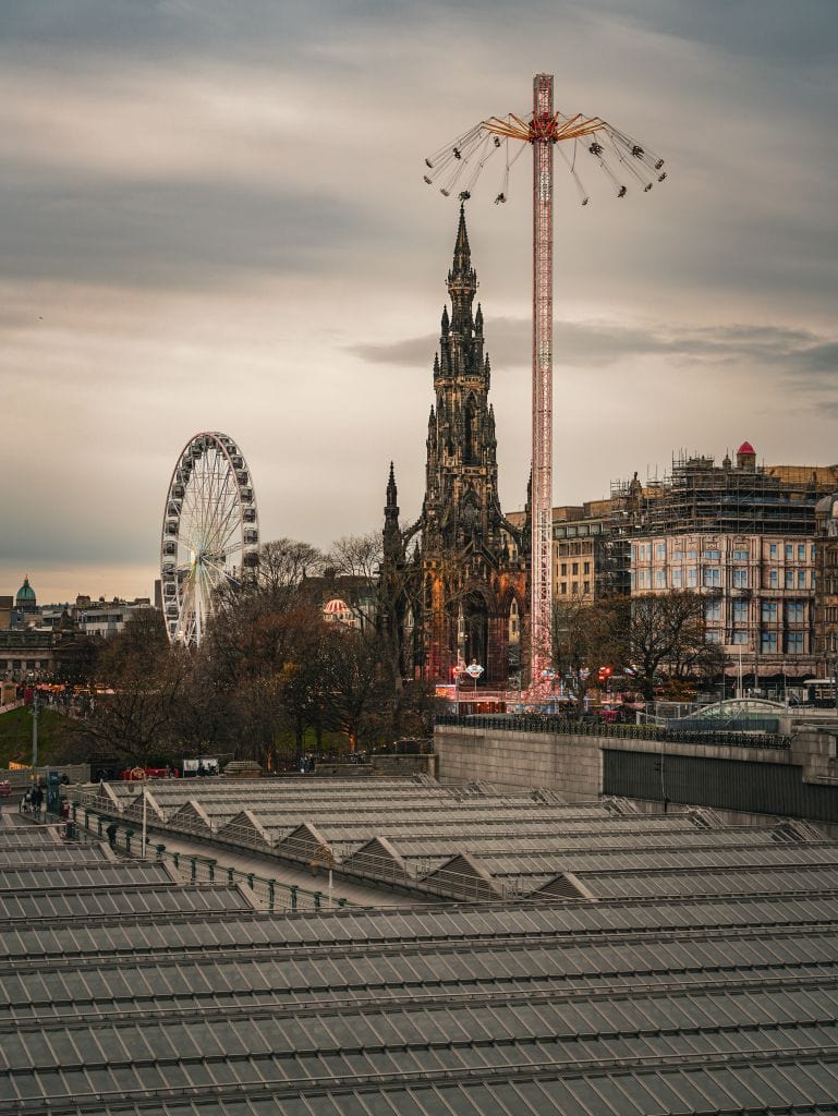 Waverly Station, Riesenrad, Scott Monument und Kettenkarrussel in Edinburgh