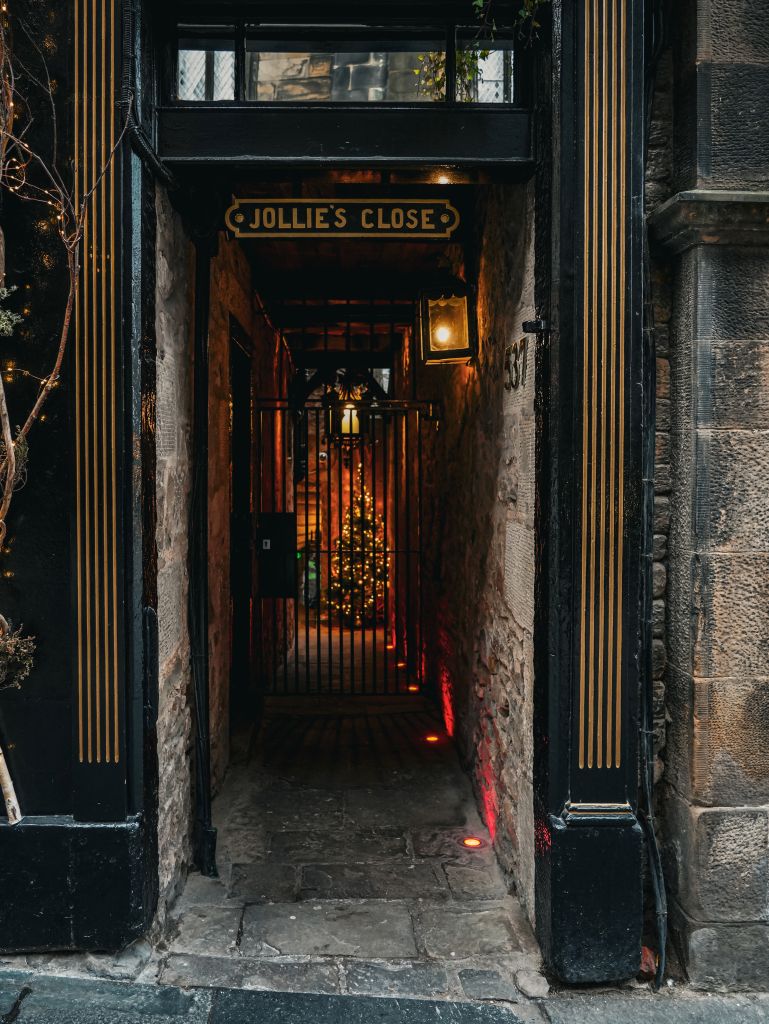 Weihnachtliches Jollie's Close in Edinburgh