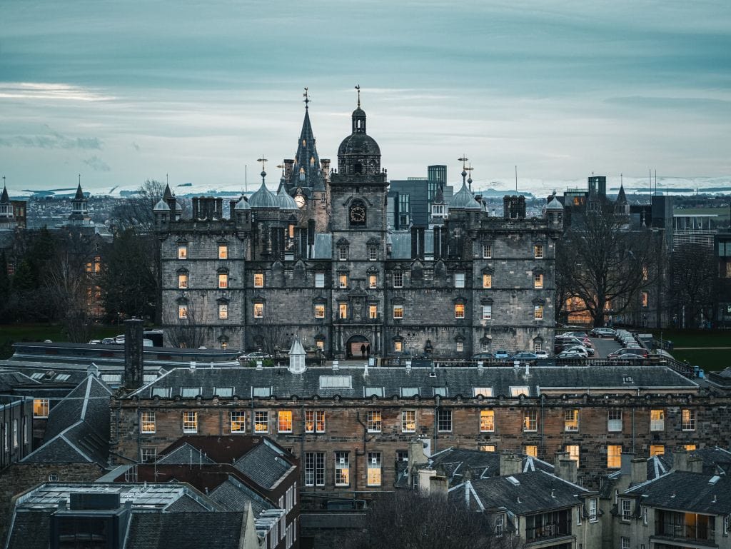 Stadt Edinburgh im Winter. Hier: Die Heriots School