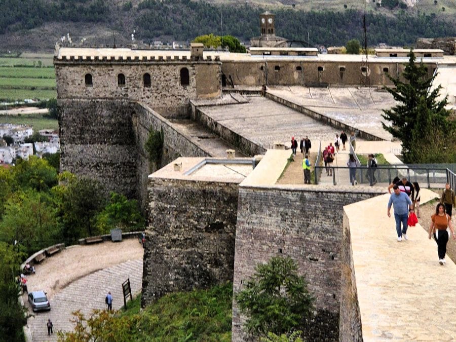 Fehlende Sicherheitsabsperrungen an Sehenswürdigkeiten in Albanien