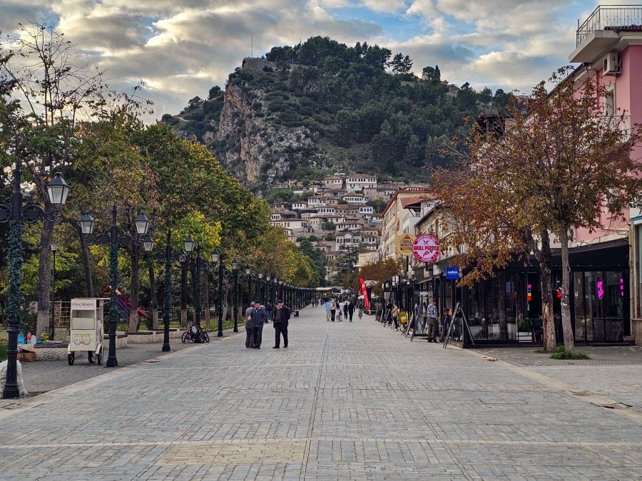 Fußgängerzone von Berat mit Blick auf die Altstadt