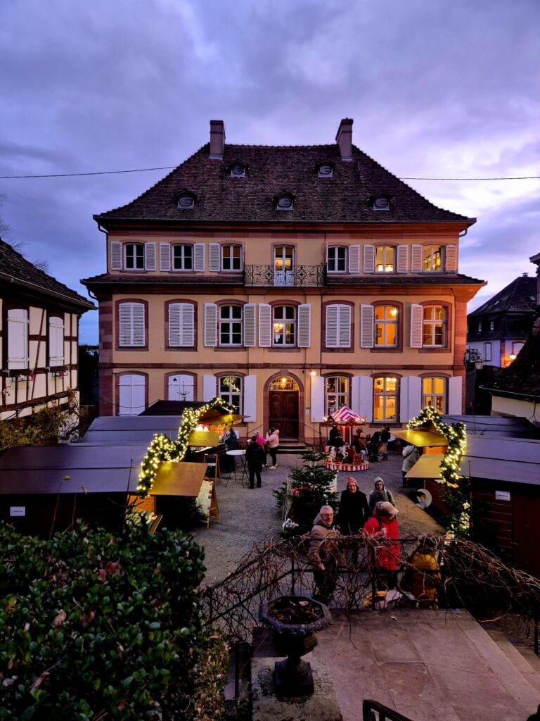 Der gemütliche Innenhof des Museums de la Folie Marco - unser Geheimtipp zum Weihnachtsmarkt in Barr.