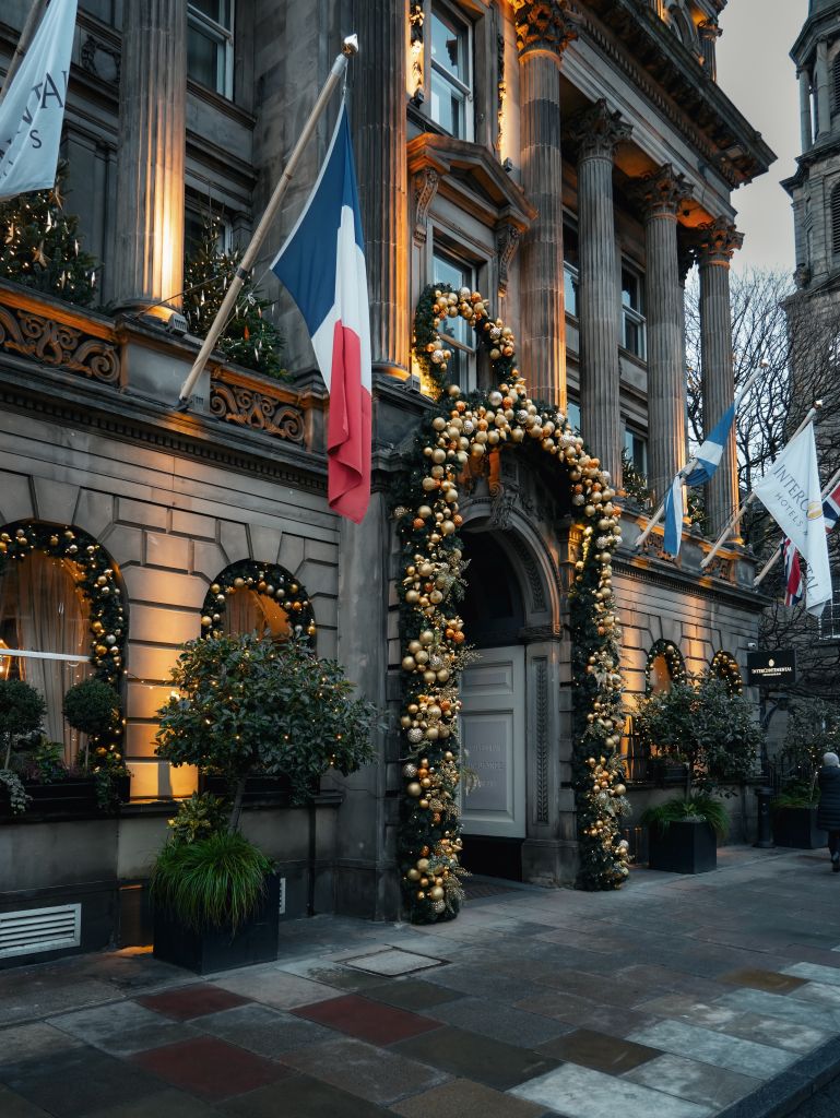 Beleuchtete Gebäude in der George Street von Edinburgh