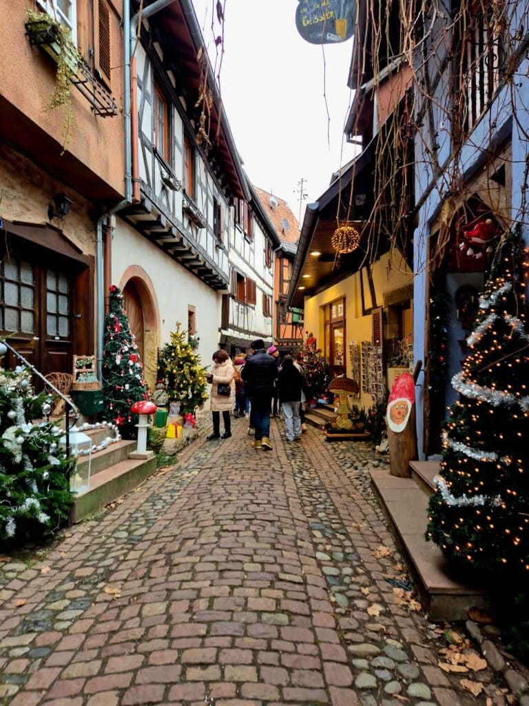 Weihnachtlich geschmückte Gassen in Eguisheim, Elsass
