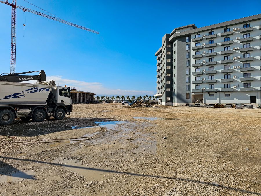 In Golem wird am Strand viel gebaut: Hotels und Ferienwohnungen entstehen
