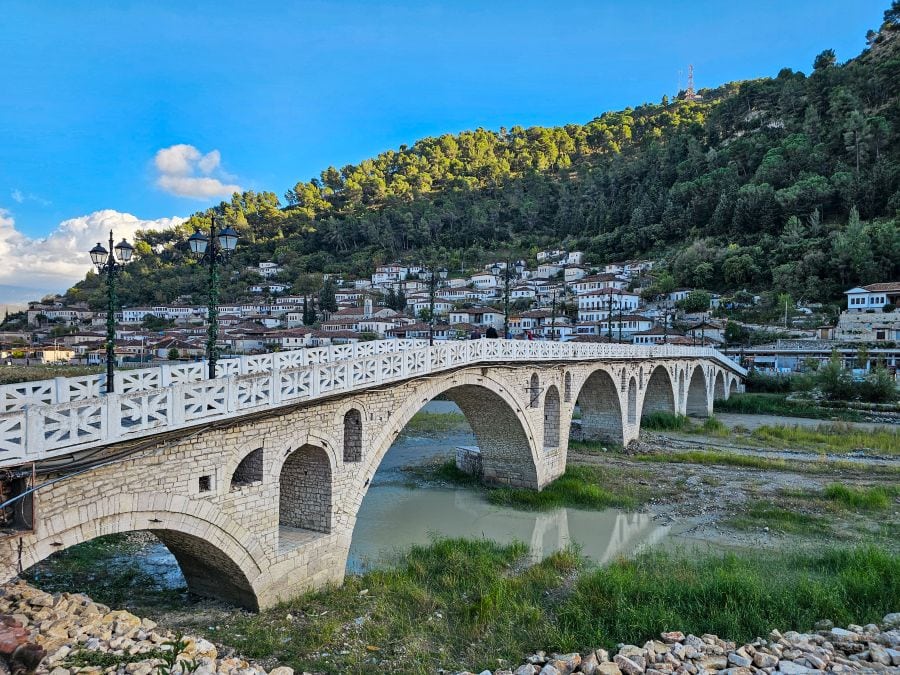 Die Gorice Brücke in Berat über den Fluss Osum