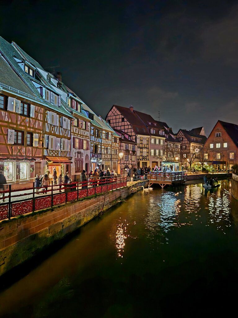 weihnachtliche Illumination von Häusern am Fluss Lauch