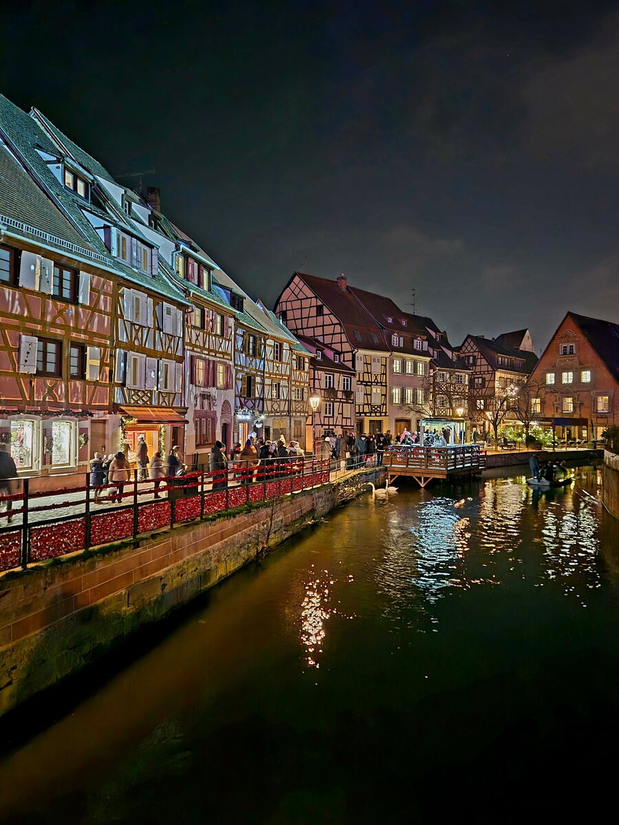 weihnachtliche Illumination von Häusern am Fluss Lauch