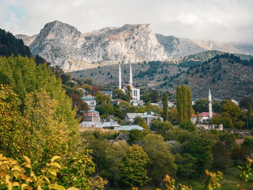 Der Berg Korab in Albanien und das Dorf Radomira