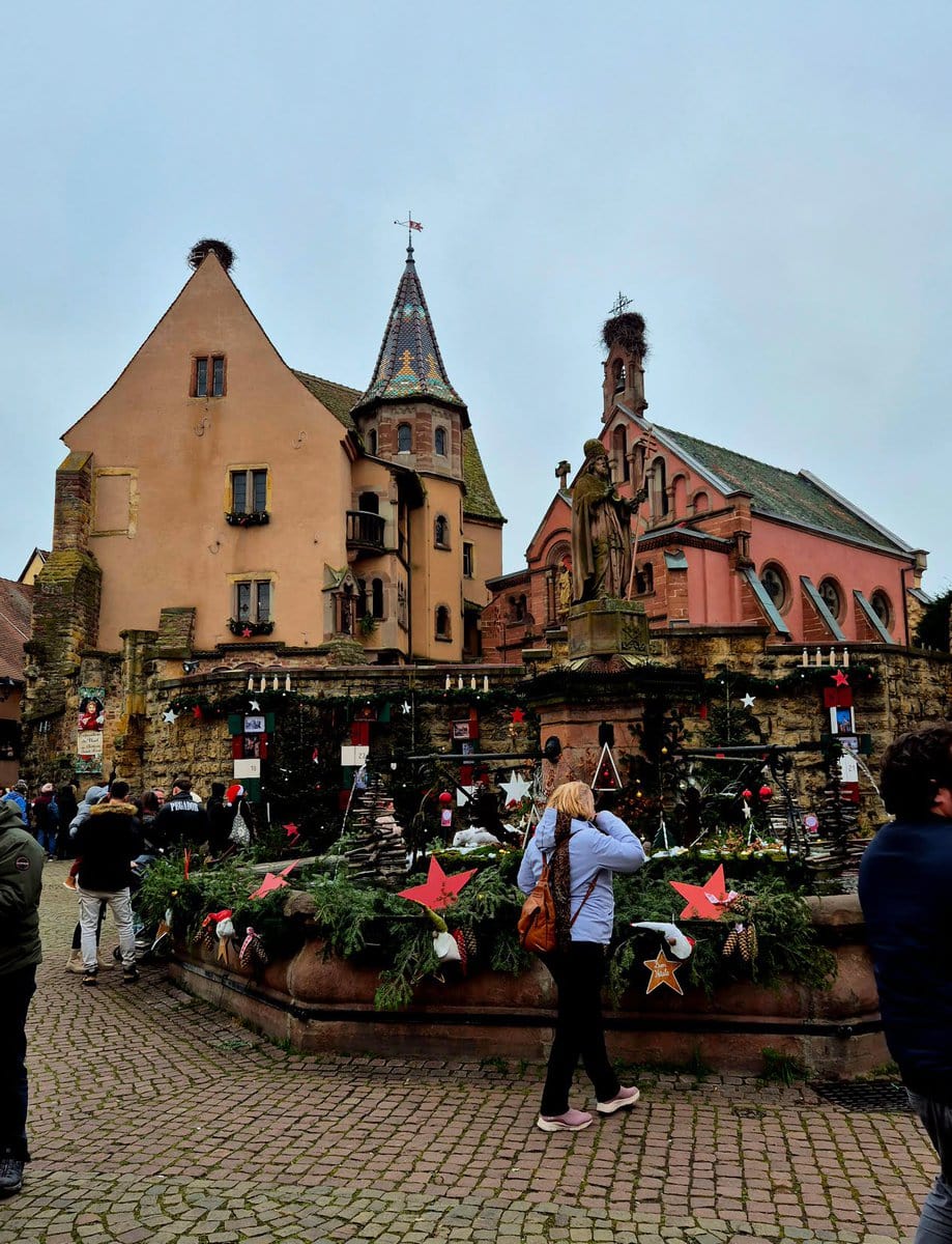 Weihnachtsmarkt in Eguisheim, Elsass am Marktplatz
