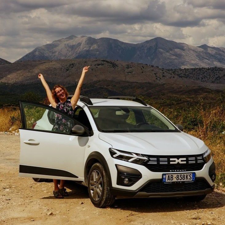 Mietwagen Albanien: Unser ultimativer Leitfaden, wie man den besten Anbieter findet und buchen kann, sowie unsere persönlichen Erfahrungen mit dem Mietwagen und Autofahren in Albanien aus 7 Wochen vor Ort!