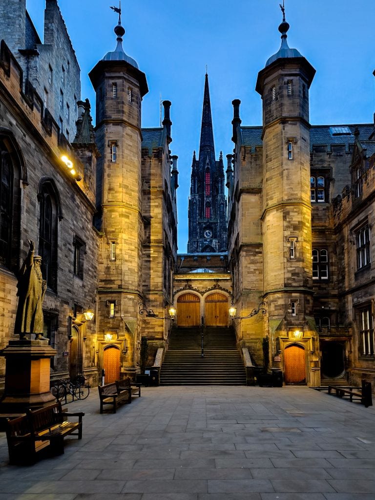 Beleuchteter Innenhof des New College, Edinburgh