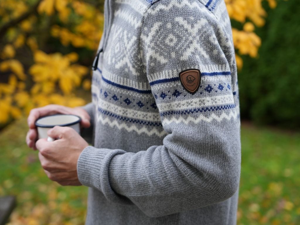 Seitenansicht des Pullovers von Giesswein "Nordic Sweater Zip Herren"