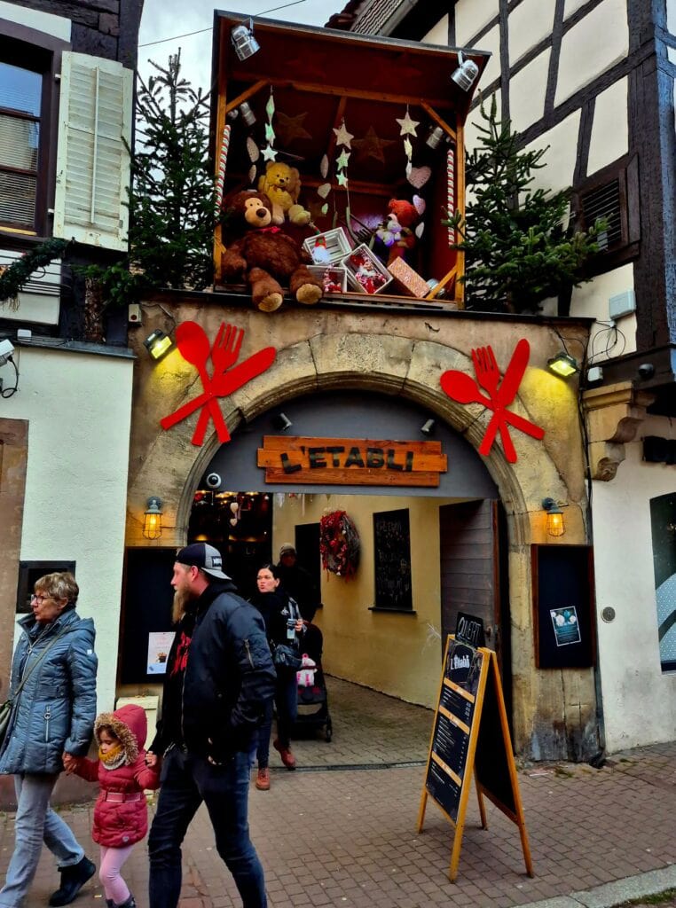 Weihnachtlich geschmückte Straßen in Obernai zum Weihnachtsmarkt