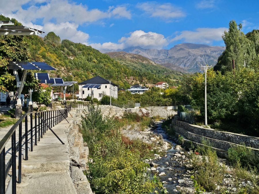 Der Ort Peshkopi in Albanien