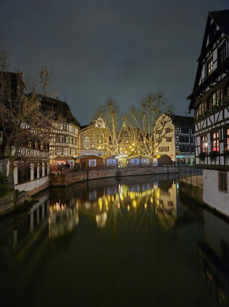 Illumination von Häuserfronten von Straßburg in der Adventszeit mit Spiegelung im Kanal