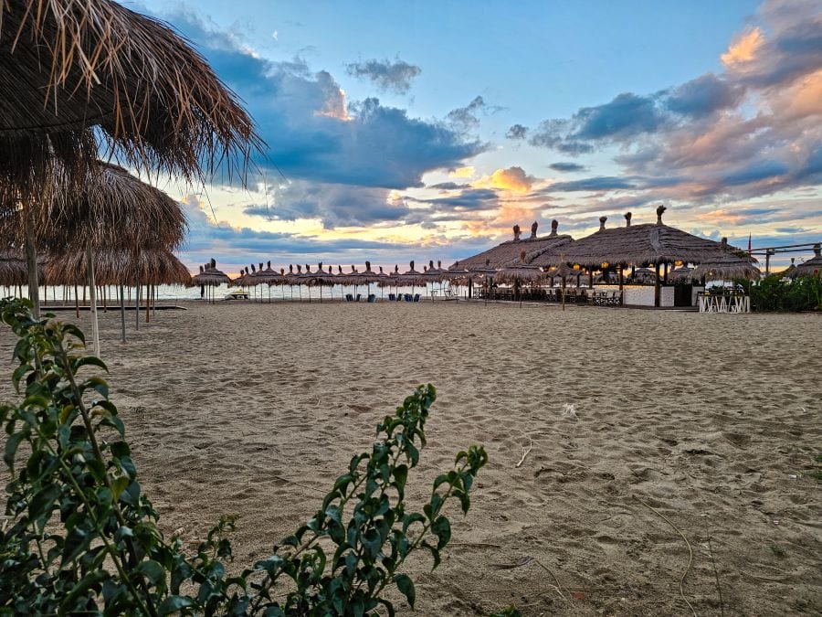 Strand, Strandliegen und Sonnenschirme in Durres, Albanien