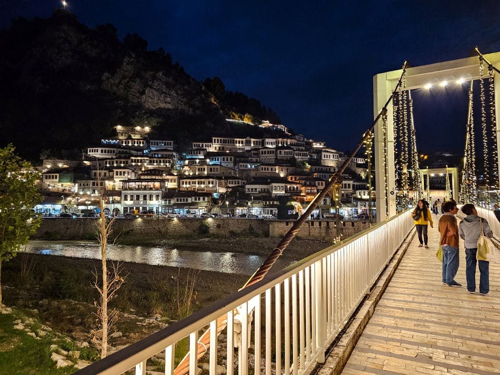 Varur Brücke in berat, festlich beleuchtet