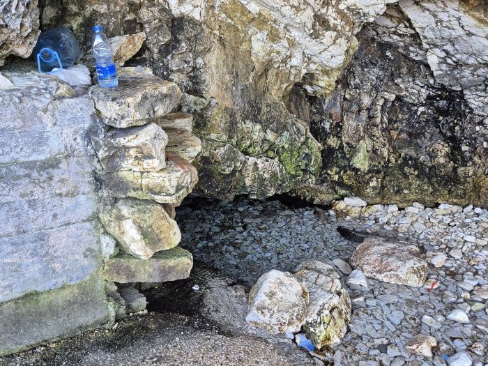 Trinkwasserquelle in Vlora, nahe der Straße und am Meer