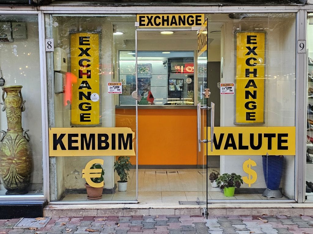 Geld wechseln in einer Wechselstube in Albanien