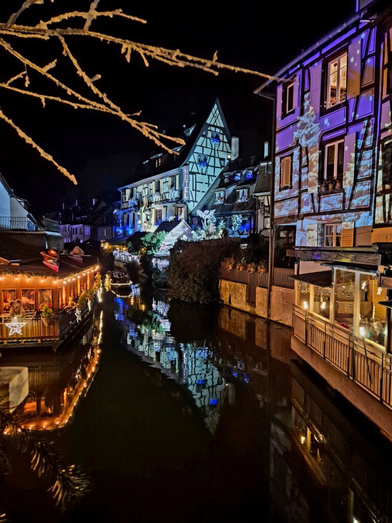 Adventszeit in Colmar, Elsass mit Ausblick auf den Fluss Lauch und Illuminierten Häusern