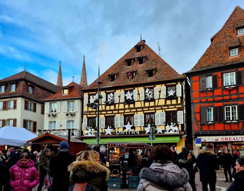 Festlich geschmückte Fassaden der Fachwerkhäuser von Obernai am Marktplatz zum Weihnachtsmarkt im Elsass
